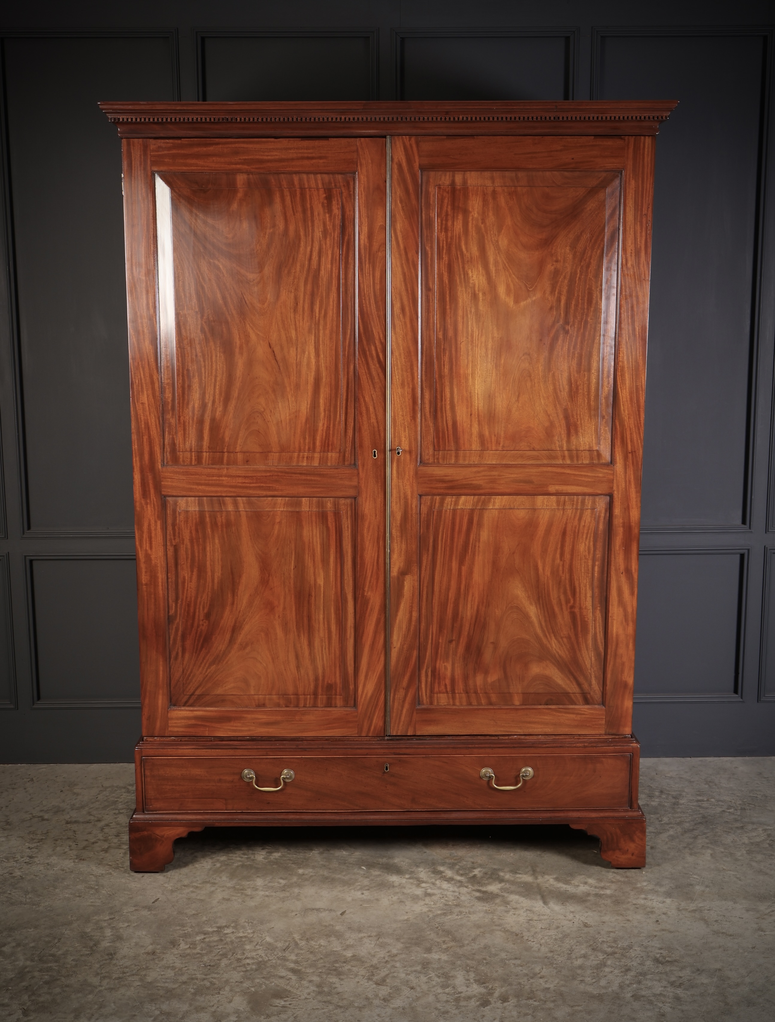 Large Georgian Mahogany Wardrobe antique wardrobes Antique Furniture 5